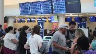 Hubo 98 llegadas nacionales y 145 internacionales, así como 99 salidas domésticas y 141 al extranjero