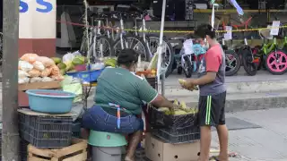En las orillas o al interior de la plaza grande de Mérida, se ven a los infantes que venden junto a sus padres