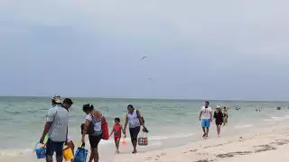 A pesar de las lluvias, decenas de familias acudieron a Progreso para disfrutar de las playas