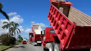 Volqueteros foraneos causan conflictos entre sindicatos y empresarios de Chetumal