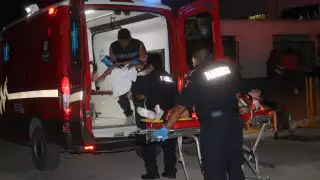 La guiadora salió ilesa, tras las volteretas y salida de la vía; sus familiares fueron llevados al Hospital San Carlos
