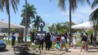 Feministas reinstalan 'Antimonumenta' en el Congreso del Estado de Quintana Roo