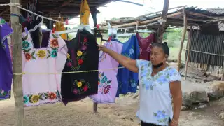 Son pocos los clientes interesados en adquirir las prendas fabricadas por las artesanas