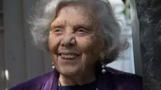 La escritora mexicana Elena Poniatowska, reconocida por su obra La noche de Tlatelolco, cumple 90 años de edad.

