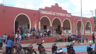 Las urnas fueron colocadas en la comisaría municipal, donde se formó una larga fila de votantes, además de la vigilancia policiaca pertinente para el caso