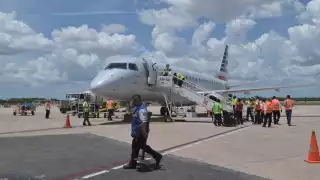 La mujer murió bajando del avión