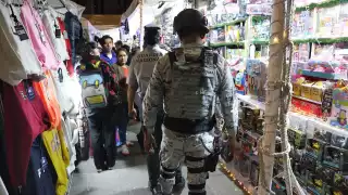 Los elementos de la Guardia Nacional ofrecen protección a los Reyes Magos