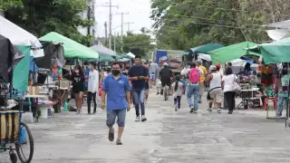 Los tianguis son un punto crítico de aglomeración en Cancún