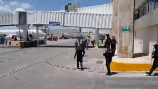 Personal de la Guardia Nacional y Policía Quintana Roo en el aeropuerto de Cancún llegaron a la Terminal 3 para controlar al turismo que corrió durante el ataque armado