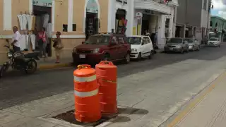 Locatarios colocaron tambos para evitar algún accidente.