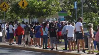 La cifra de personas ya supera las 200 en este punto, el cual fue habilitado como casilla especial