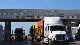 Los contenedores se encuentran retenidos en el muelle de Progreso