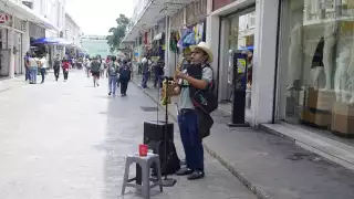 Con esfuerzo, logró comprar su propio instrumento