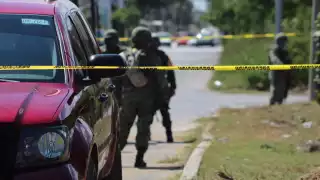 Vecinos reportaron el vehículo desconocido por lo que las autoridades llegaron al lugar para las indagatorias