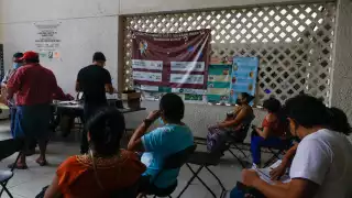 Poco a poco más personas acuden a los centros fijos de vacunación instalados por la SSY en varios puntos de la ciudad de Mérida