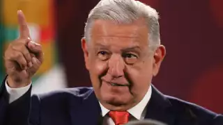 AMLO garantiza entrega de uniformes y equipos a trabajadores de Pemex