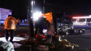 El vehículo donde viajaba la familia quedó semivolcado sobre la carretera del Periférico de Mérida