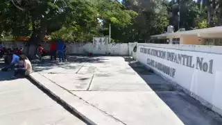 Empleados del Centro de Atención Infantil de Campeche suspendieron labores ayer martes