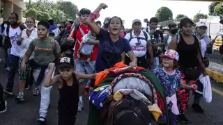 Con gritos de ánimo, la caravana avanza desde Tapachula
