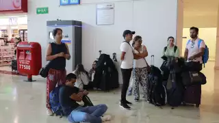 Los clientes expresaron su molestia con la empresa Aeroméxico por darles “largas” a su situación, y no tener una solución