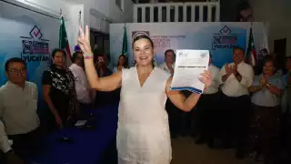 Cecilia Patrón Laviada acudió acompañada de varios simpatizantes a registrase en la búsqueda de la alcaldía de Mérida