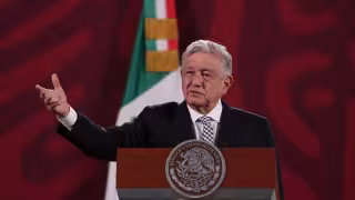 AMLO aseguró que será el pueblo quien pondrá en su lugar al senador por su voto en contra de la reforma electoral
