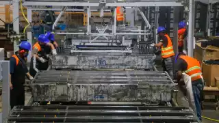 Familias completas laboran en las diferentes áreas de la planta; según se informó 1 de cada 3 piezas son hechas por mujeres