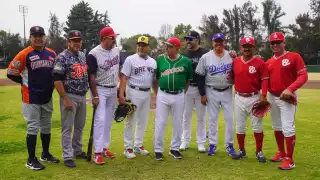 AMLO comparte juego de beisbol con Fernando 'Toro' Valenzuela y otras leyendas