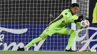 Enzo Pérez atajando un tiro a la portería