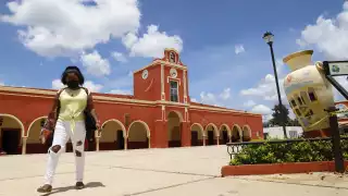 Para los visitantes es una llamativa experiencia con tiendas de artesanías y demás escaparates de múltiples sugerencias.