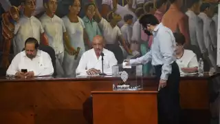 Cada unos de los integrantes emitió un voto en una urna transparente