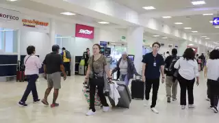 Usuarios reportan por segundo día consecutivo no había ningún trabajador de la dependencia presente para ayudarlos con el problema. 
