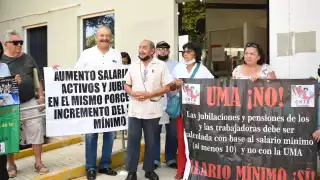 Los pensionados utilizaron carteles para protestar contra el ISSSTE
