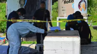 Personal del Semefo realizó el levantamiento del cadáver hallado en el campo de softbol en la delegación Alfredo V. Bonfil