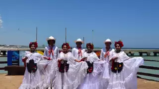 Los jóvenes llegaron con sus mejores ropas al puerto