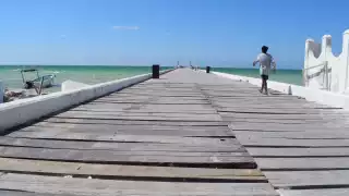 Un grupo de bebedores callejeros espantan a los turistas