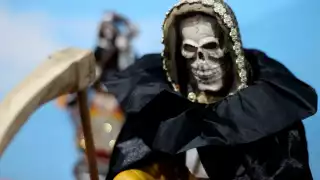 Los fieles a la Santa Muerte llegan con veladoras, flores y en punto de las once de la noche arribaron los mariachis