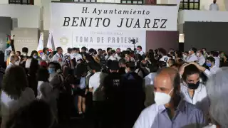 Los asistentes a la toma de protesta de Mara Lezama como Alcaldesa de Cancún, no cumplieron con la sana distancia