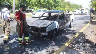 Se incendia vehículo sobre la Av. Kabah en Cancún, Quintana Roo