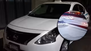 El motociclista se levantó de inmediato tras ser impactado por un taxi de Playa del Carmen, para hablar con el conductor