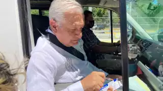 AMLO fue abordado por gente que buscaba hablar con él y solicitarle apoyo, esto a su salida del aeropuerto de Chetumal