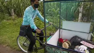 Gerardo Ixcoy, es un profesor de Guatemala que da clases a domicilio a sus alumnos (AP)