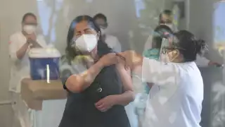 Las dosis se repartirán entre el persona del IMSS, ISSSTE, SESA y Sedena