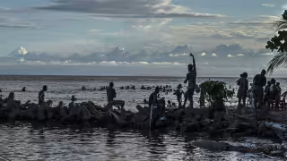 El sistema se desplaza hacia el noroeste a unos 20 km/h, con vientos máximos sostenidos de cerca de 55 km/h