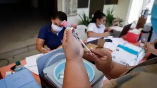 El especialista recomendó continuar con la vacunación de dosis de repuesto. Foto: EFE