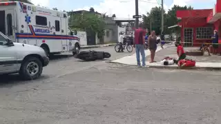 El motociclista herido fue llevado en una ambulancia hacia el Hospital del IMSS en Cozumel, además de que el responsable no llegó a un acuerdo con el agraviado