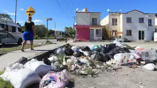 Los depósitos que están colocados en los estacionamientos lucen repletos; vecinos se quejan del pésimo servicio de recolección