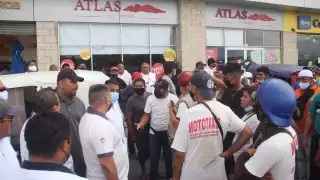 Taxistas se pelean con mototaxistas por permisos para operar en la Plaza Paseos Arco Norte en Cancún