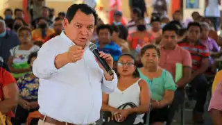 Joaquín Díaz Mena entrega apoyos de 'Por Una Mejor Vivienda' en Yucatán