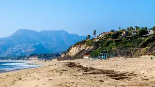 El cadáver fue hallado por personal de limpieza de la playa